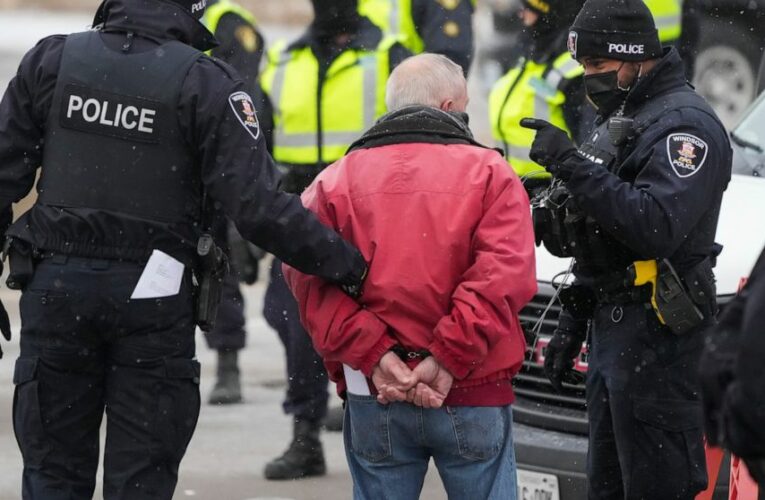 Police clear way to key US-Canada bridge, but still closed