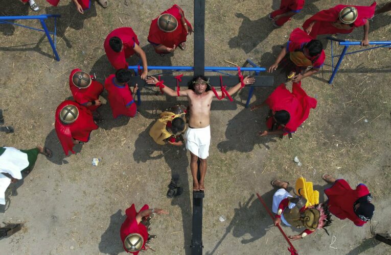 Filipinos nailed to crosses despite church objection